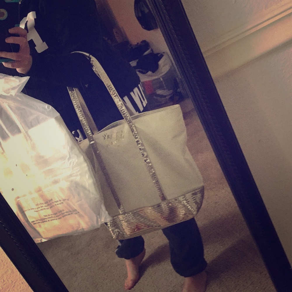Vs tote bag.